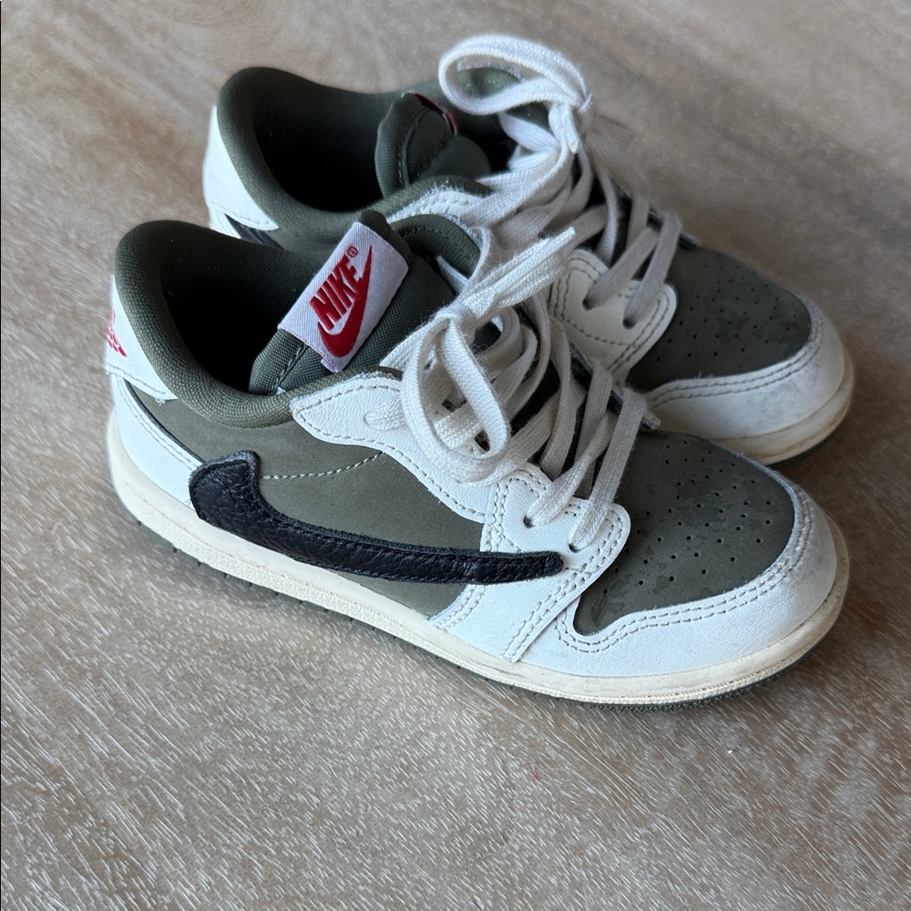 Nike Toddler Low-Top Sneakers in Olive Green, White & Black